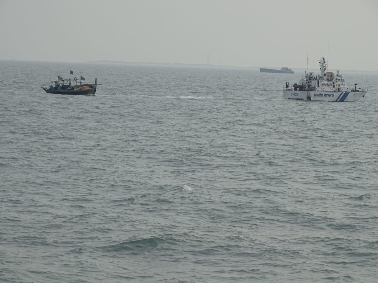 Indian Coast Guard, ATS Gujarat apprehend Pakistani boat with heroine worth Rs 350 core