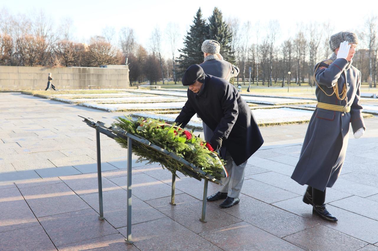Rajnath pays tribute at Piskarevsky Memorial in Russia