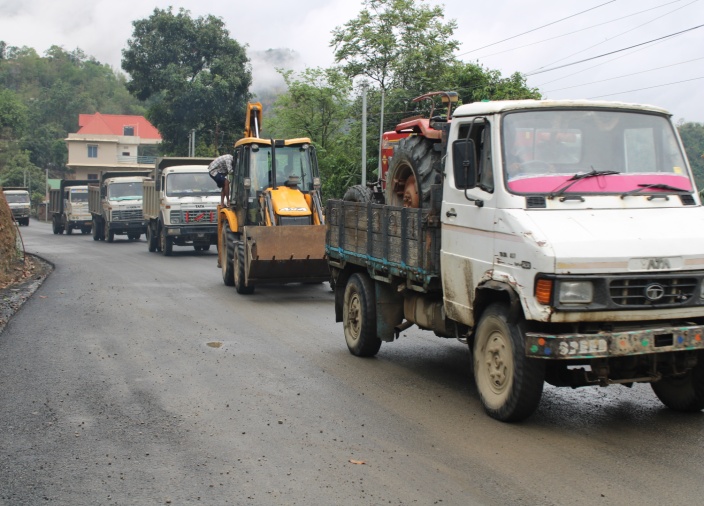 In Manipur, vehicular movement to Imphal valley restored as violence ebbs