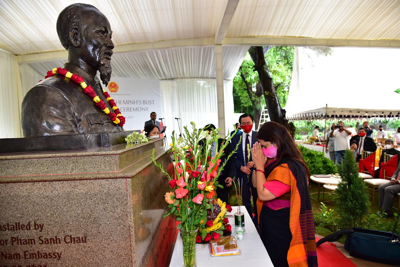  Former Vietnamese President Ho Chi Minh's bust unveiled in India