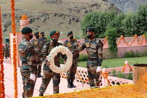 21 Years of Kargil Vijay Diwas: Fire & Fury Corps commander Lt Gen Harinder Singh pays tributes