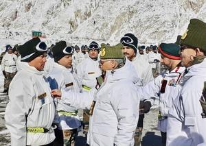 Army Chief Gen Naravane visits forward posts in Siachen 