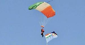 IAF makes new record of highest skydive landing at Khardungla Pass 