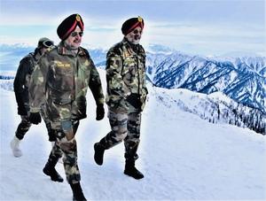 Northern Army Commander reviews security situation in Kashmir valley 
